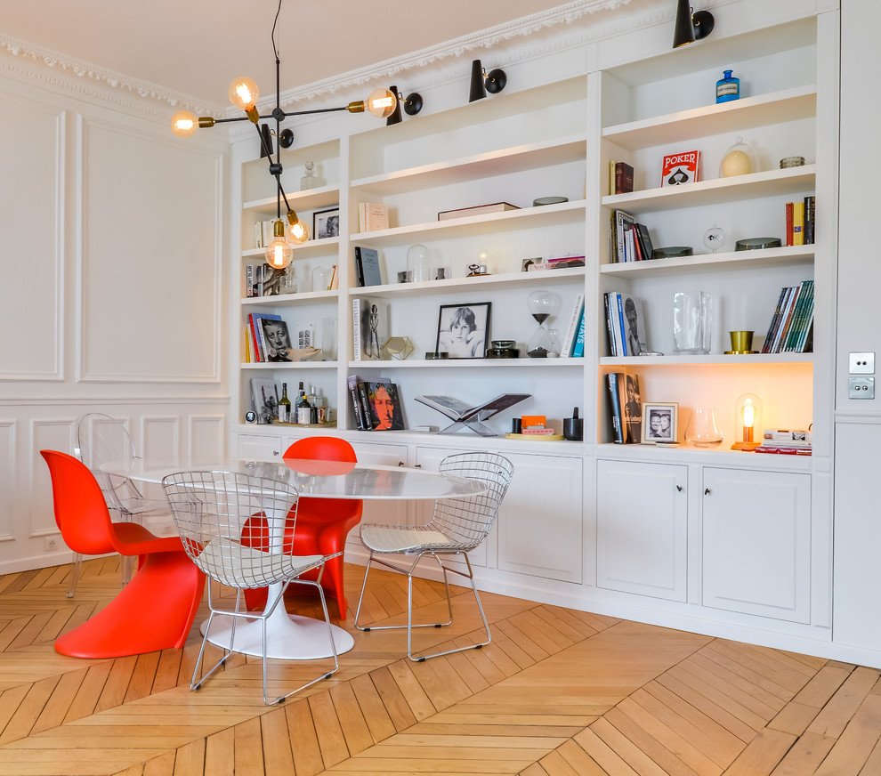 Mittelgroßes Modernes Esszimmer mit weißer Wandfarbe, hellem Holzboden, Eckkamin, Kaminumrandung aus Stein und braunem Boden in Paris