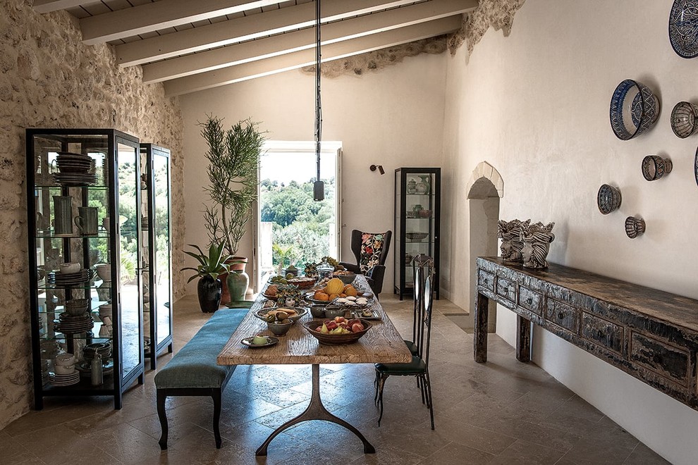 Foto di una sala da pranzo aperta verso il soggiorno mediterranea di medie dimensioni con pareti bianche, pavimento in pietra calcarea e pavimento grigio