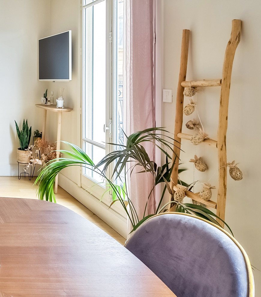 Immagine di una sala da pranzo aperta verso il soggiorno contemporanea di medie dimensioni con pareti bianche, parquet chiaro, nessun camino e pavimento beige
