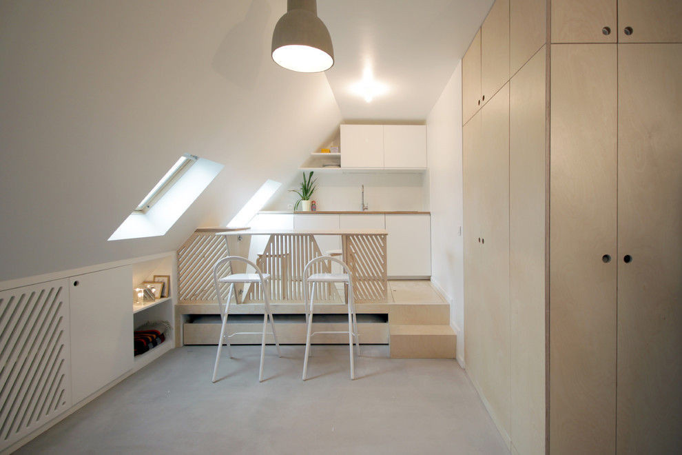 Стильный дизайн: маленькая столовая в современном стиле с белыми стенами и бетонным полом без камина для на участке и в саду - последний тренд