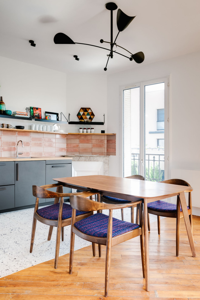 Aménagement d'une salle à manger ouverte sur le salon contemporaine avec un mur blanc, un sol en bois brun et un sol marron.