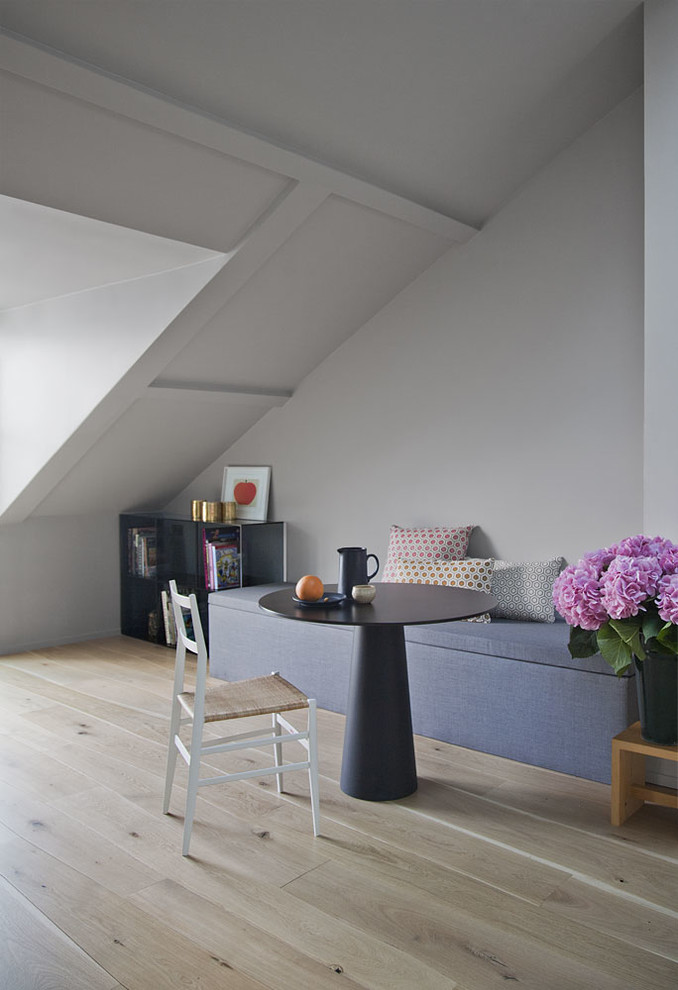 Offenes Modernes Esszimmer ohne Kamin mit grauer Wandfarbe und hellem Holzboden in Paris
