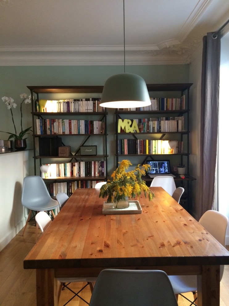 Cette photo montre une petite salle à manger ouverte sur le salon tendance avec un mur vert et parquet clair.