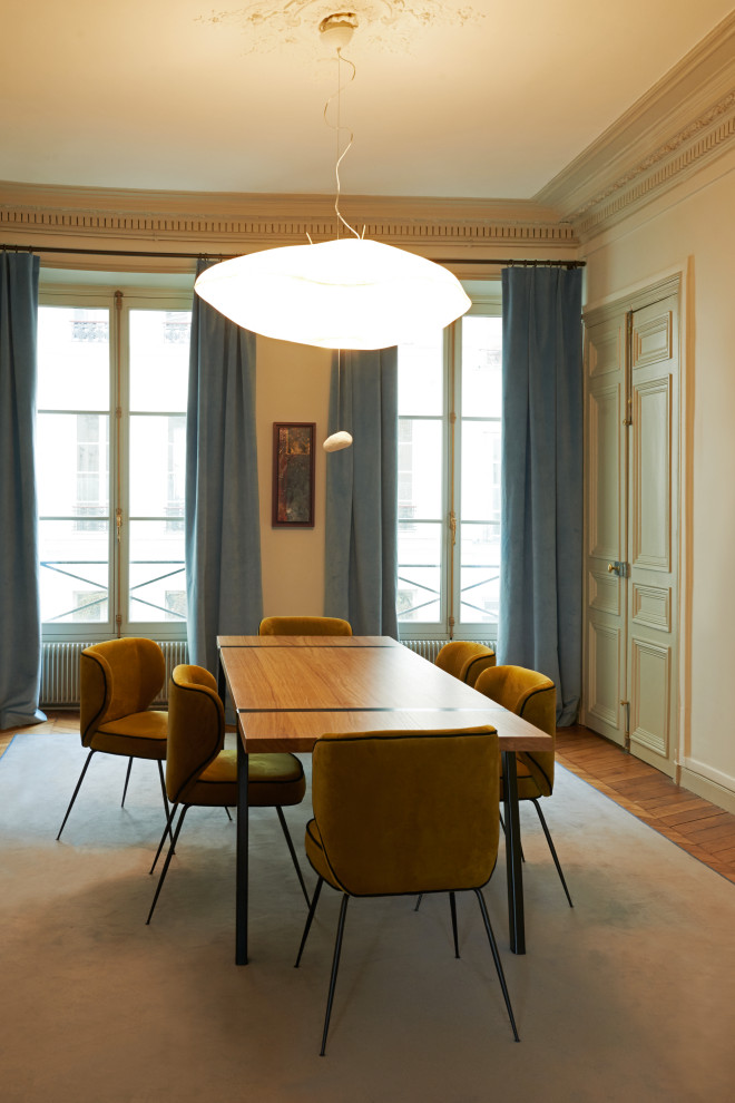 Geschlossenes, Mittelgroßes Modernes Esszimmer mit weißer Wandfarbe, hellem Holzboden und braunem Boden in Paris
