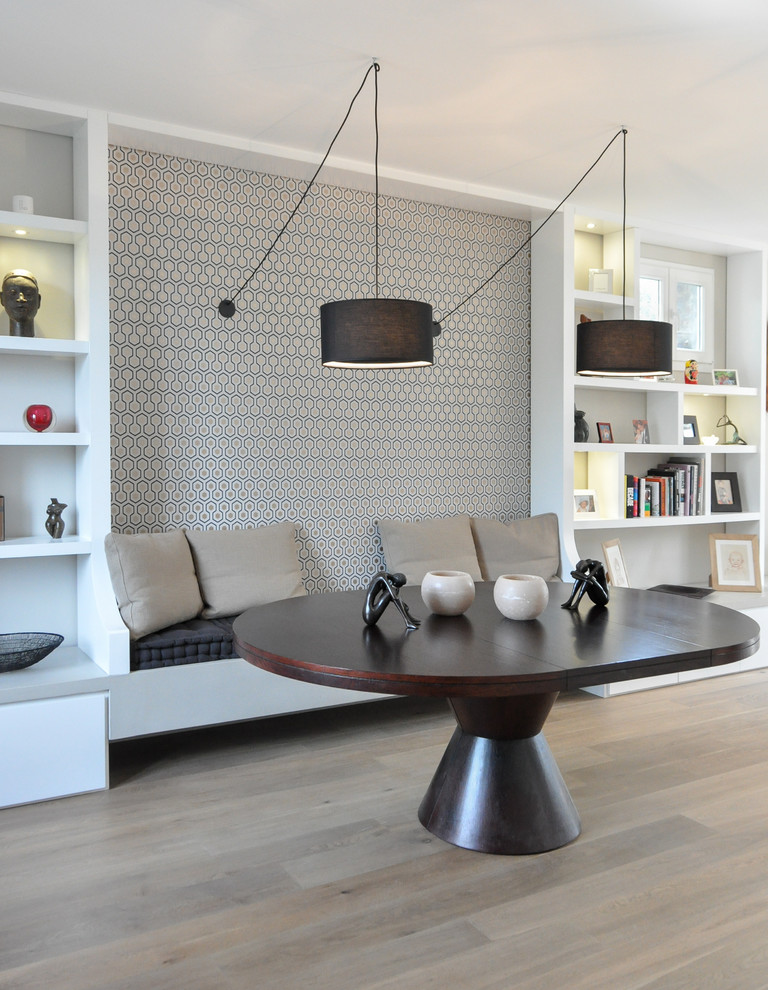Пример оригинального дизайна: гостиная-столовая среднего размера в современном стиле с серебряными стенами и светлым паркетным полом без камина