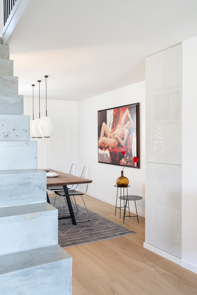 Ispirazione per una sala da pranzo aperta verso il soggiorno contemporanea di medie dimensioni con pareti bianche, parquet chiaro, pavimento beige e nessun camino