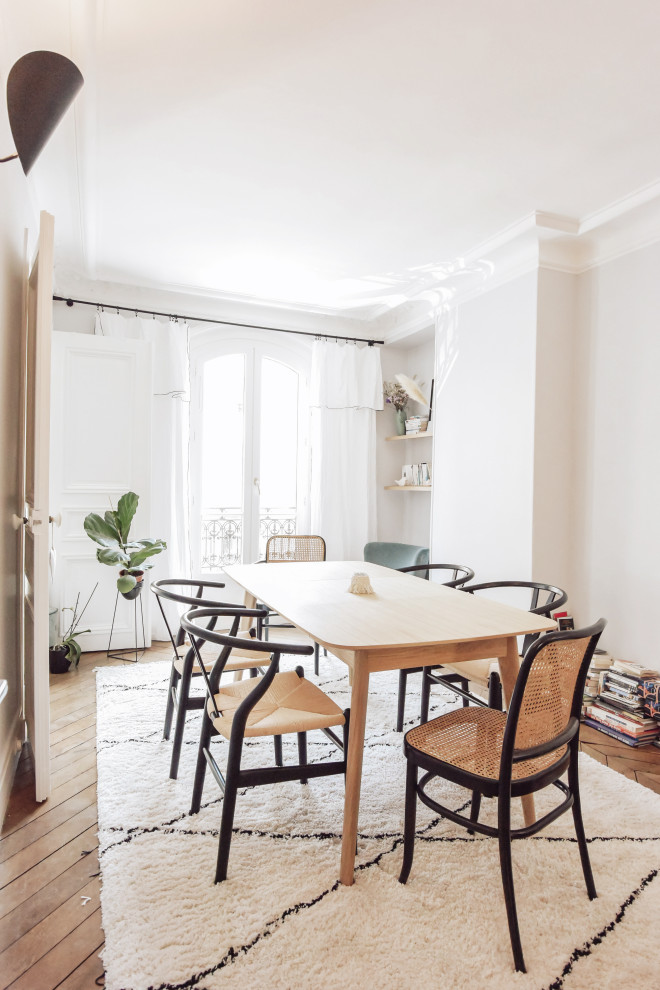 Inspiration för en mellanstor minimalistisk separat matplats, med grå väggar, mörkt trägolv och brunt golv