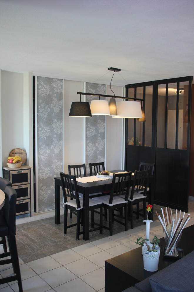 Exemple d'une salle à manger ouverte sur la cuisine tendance de taille moyenne avec un mur blanc, un sol en carrelage de céramique, aucune cheminée et un sol blanc.