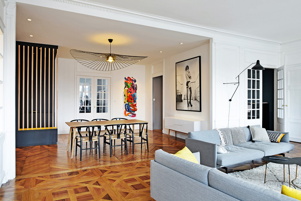 Идея дизайна: гостиная-столовая среднего размера в современном стиле с белыми стенами, паркетным полом среднего тона и коричневым полом