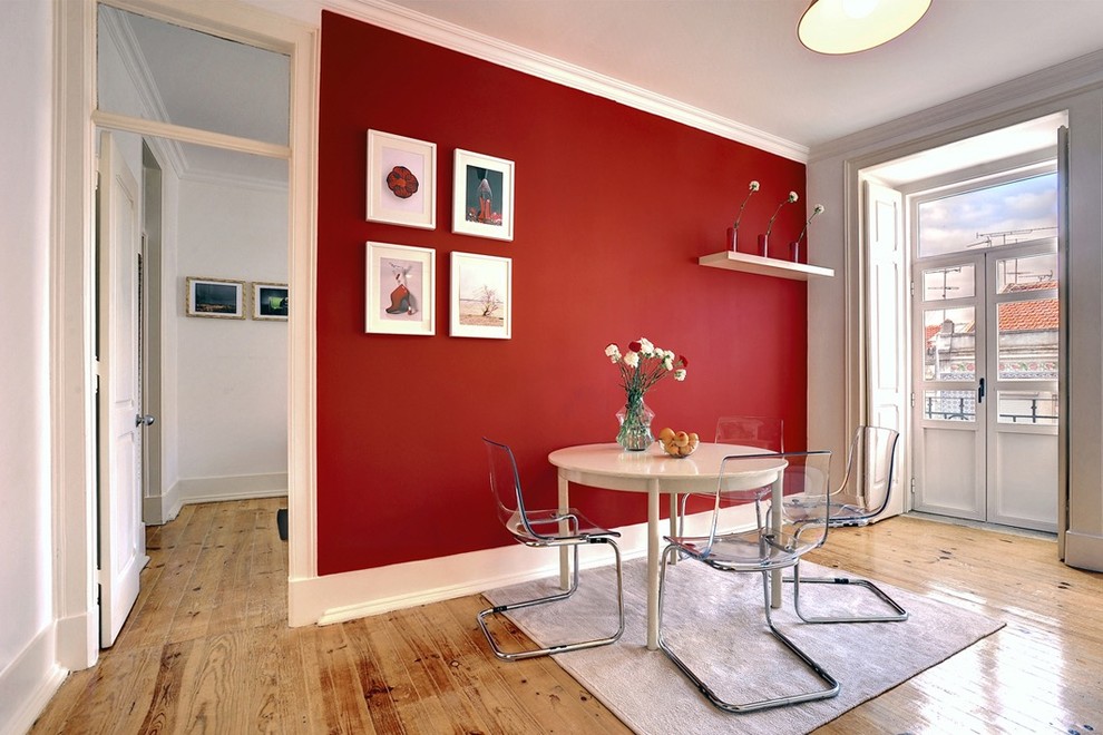 Idee per una sala da pranzo aperta verso la cucina design di medie dimensioni con pareti rosse, parquet chiaro, nessun camino e pavimento beige