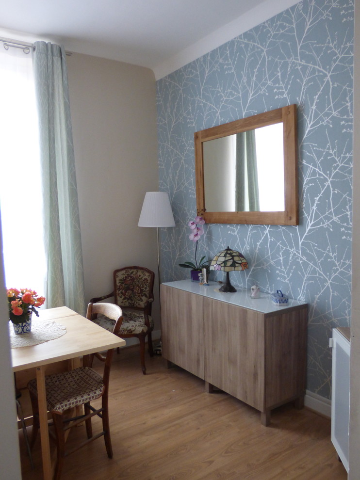 Geschlossenes, Kleines Modernes Esszimmer ohne Kamin mit beiger Wandfarbe, hellem Holzboden und braunem Boden in Lyon