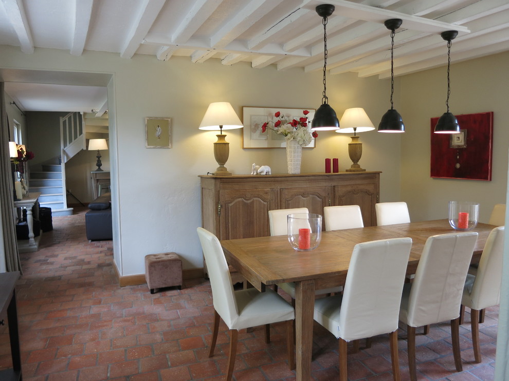 Источник вдохновения для домашнего уюта: столовая в стиле кантри с серыми стенами, полом из терракотовой плитки и красным полом без камина