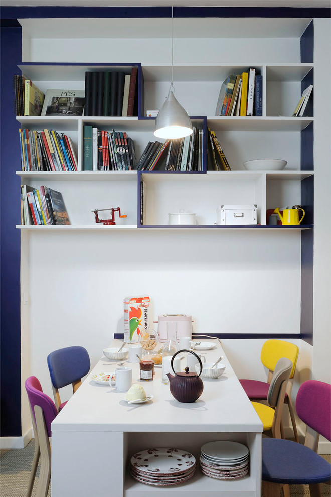Foto di una sala da pranzo aperta verso il soggiorno minimal di medie dimensioni con pareti bianche