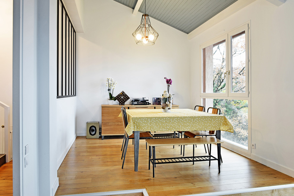 Cette photo montre une salle à manger scandinave de taille moyenne avec un mur blanc, un sol en bois brun et un sol marron.