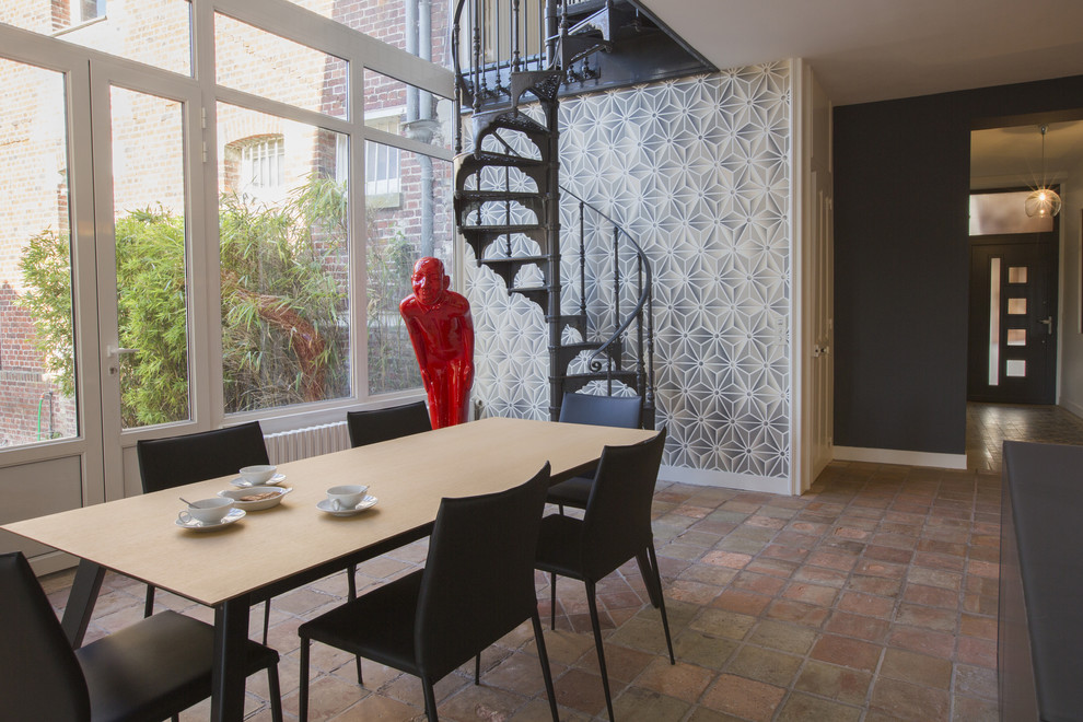Inspiration pour une salle à manger design de taille moyenne avec un mur multicolore, aucune cheminée et tomettes au sol.