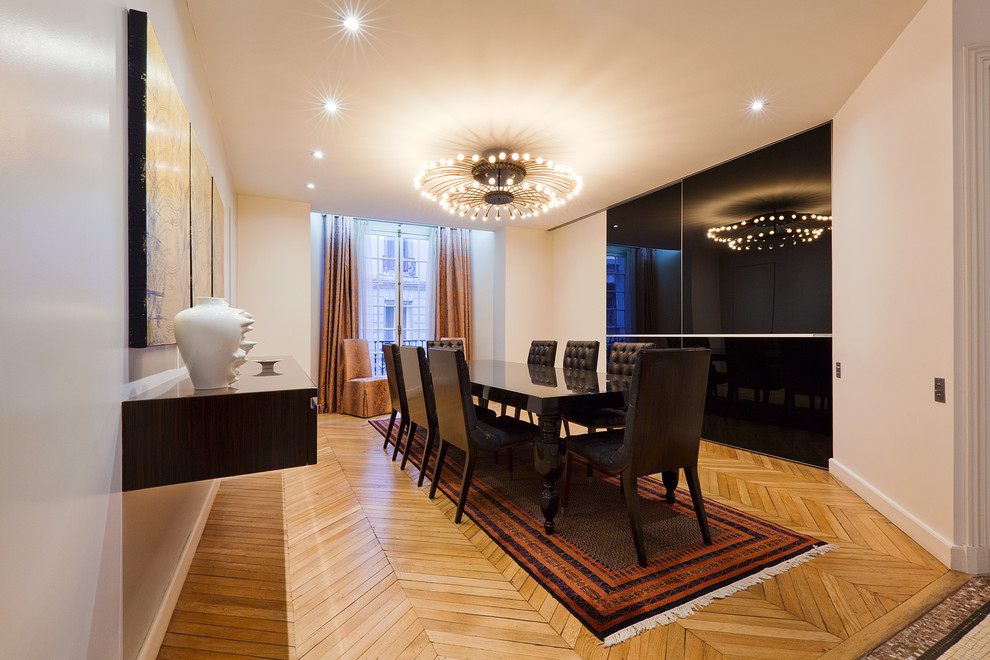 Große Eklektische Wohnküche ohne Kamin mit grauer Wandfarbe und hellem Holzboden in Paris