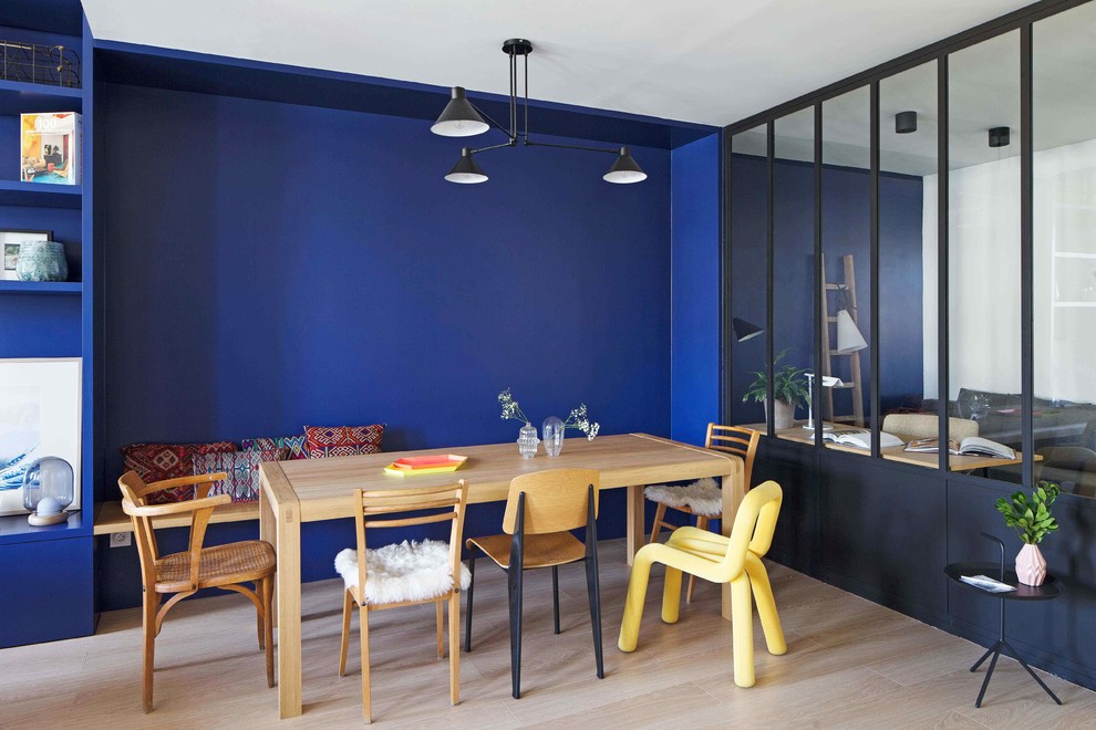 Diseño de comedor ecléctico de tamaño medio sin chimenea con paredes azules y suelo de madera clara