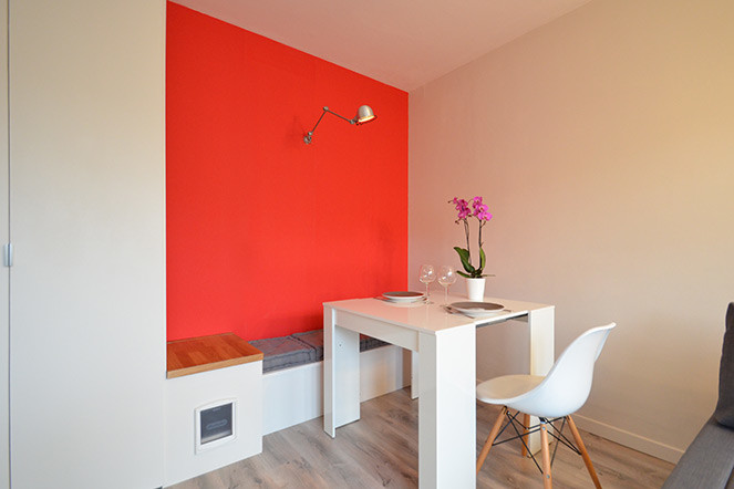 Modernes Esszimmer mit roter Wandfarbe in Paris
