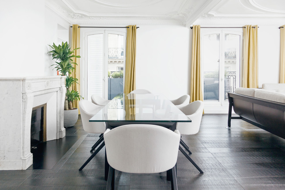 Cette image montre une rideau de salle à manger design de taille moyenne avec un mur blanc, parquet peint et une cheminée standard.