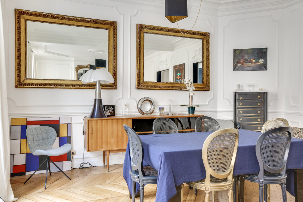 パリにあるお手頃価格の広いエクレクティックスタイルのおしゃれなLDK (白い壁、淡色無垢フローリング、標準型暖炉、石材の暖炉まわり、茶色い床) の写真