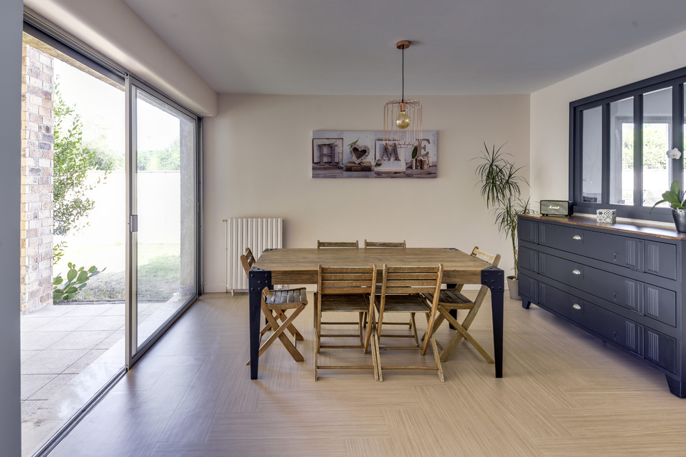 Стильный дизайн: кухня-столовая среднего размера в стиле модернизм с розовыми стенами и полом из линолеума - последний тренд