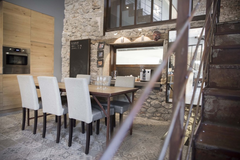 Design ideas for an industrial dining room in Lyon with beige walls and ceramic flooring.