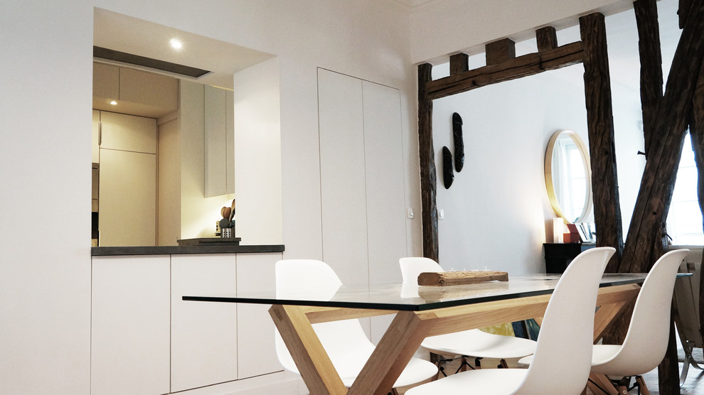 Idée de décoration pour une petite salle à manger ouverte sur la cuisine design avec un mur blanc, parquet clair et aucune cheminée.