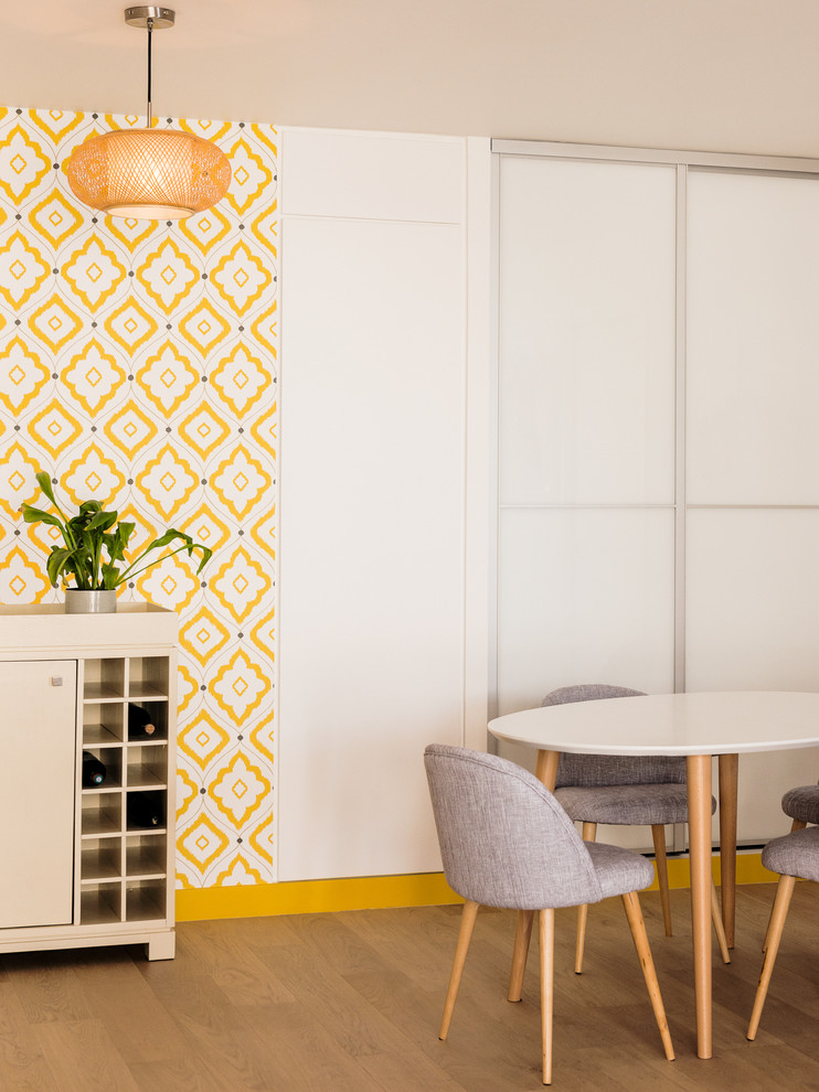 Идея дизайна: столовая в стиле ретро с желтыми стенами и светлым паркетным полом