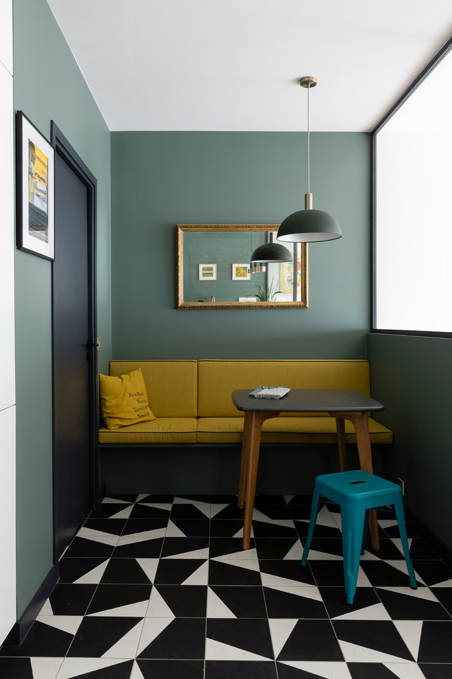 Cette image montre une petite salle à manger design avec un sol en carrelage de porcelaine, un sol multicolore et un mur vert.