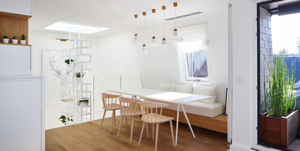 Foto de comedor escandinavo de tamaño medio abierto sin chimenea con paredes blancas y suelo de madera en tonos medios