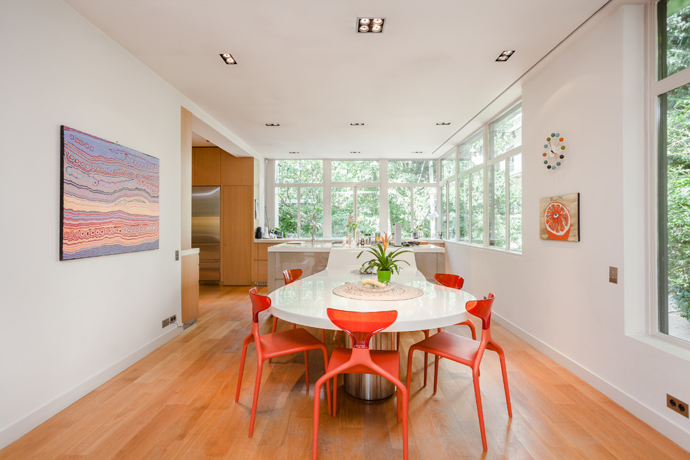 Источник вдохновения для домашнего уюта: большая отдельная столовая в современном стиле с светлым паркетным полом и белыми стенами