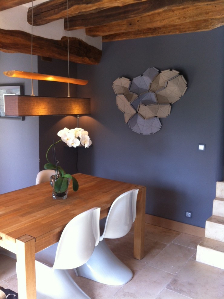 Cette image montre une salle à manger design fermée et de taille moyenne avec un mur bleu, tomettes au sol et un sol beige.