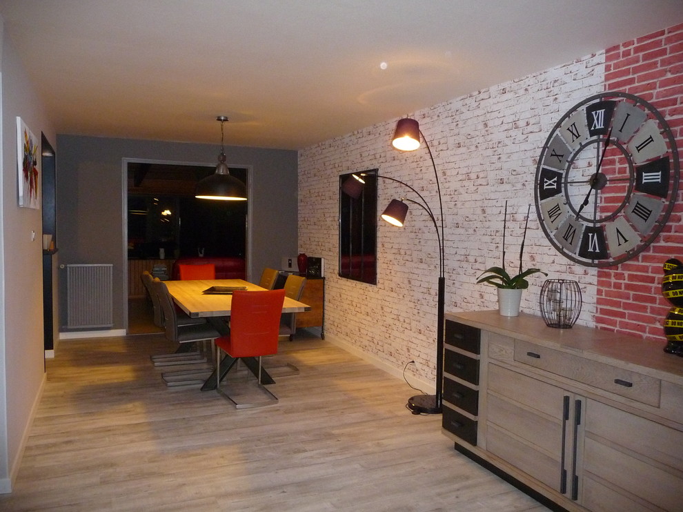 Immagine di un'ampia sala da pranzo aperta verso il soggiorno industriale con pareti grigie, pavimento in vinile, nessun camino e pavimento bianco