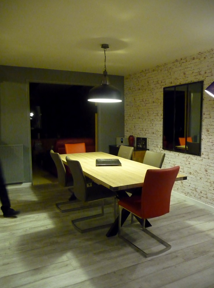 Свежая идея для дизайна: огромная гостиная-столовая в стиле лофт с серыми стенами, полом из винила и белым полом без камина - отличное фото интерьера