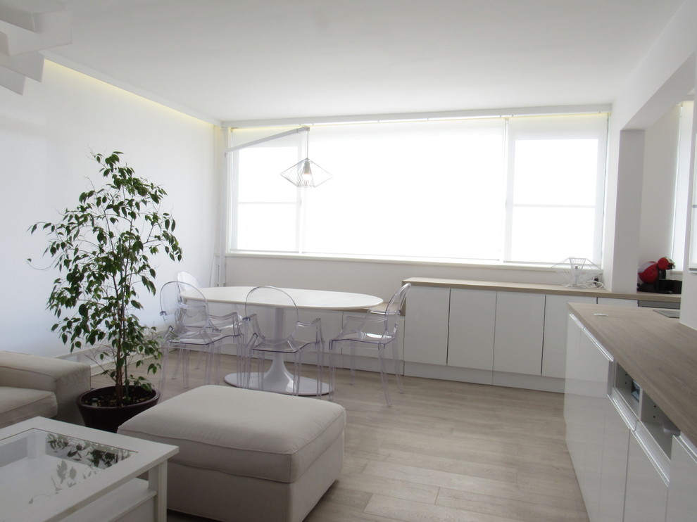 Idée de décoration pour une salle à manger design de taille moyenne avec un mur beige, parquet clair et aucune cheminée.