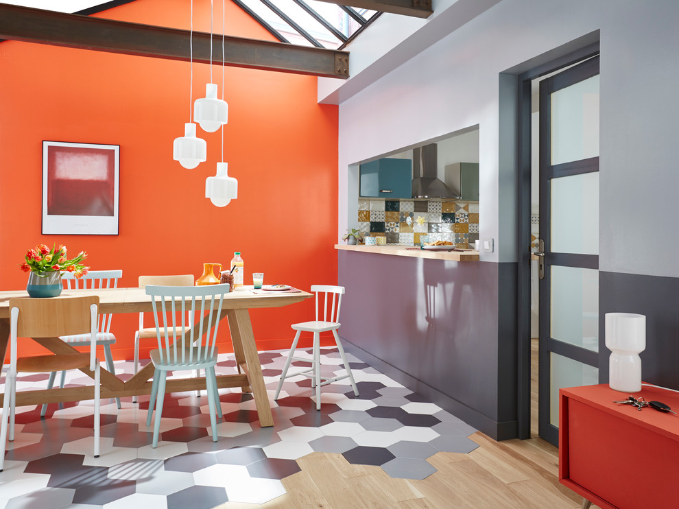 Inspiration för mellanstora moderna matplatser med öppen planlösning, med flerfärgade väggar och klinkergolv i keramik