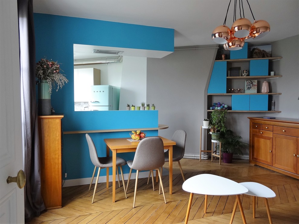 Photo of a medium sized scandinavian dining room in Paris with grey walls, light hardwood flooring and brown floors.