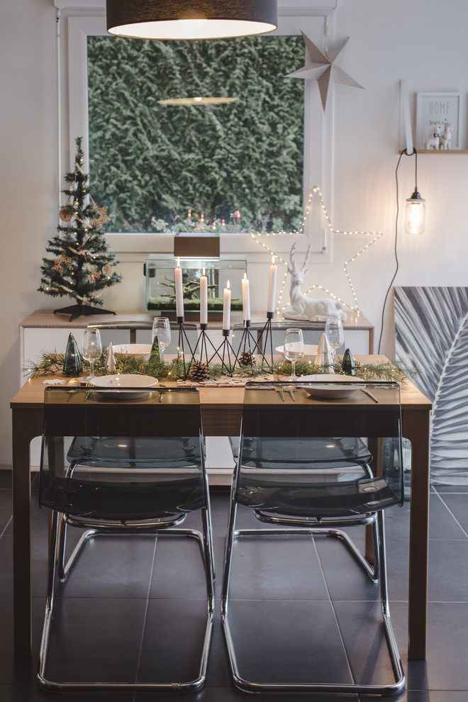 Aménagement d'une salle à manger ouverte sur le salon scandinave avec un mur gris.