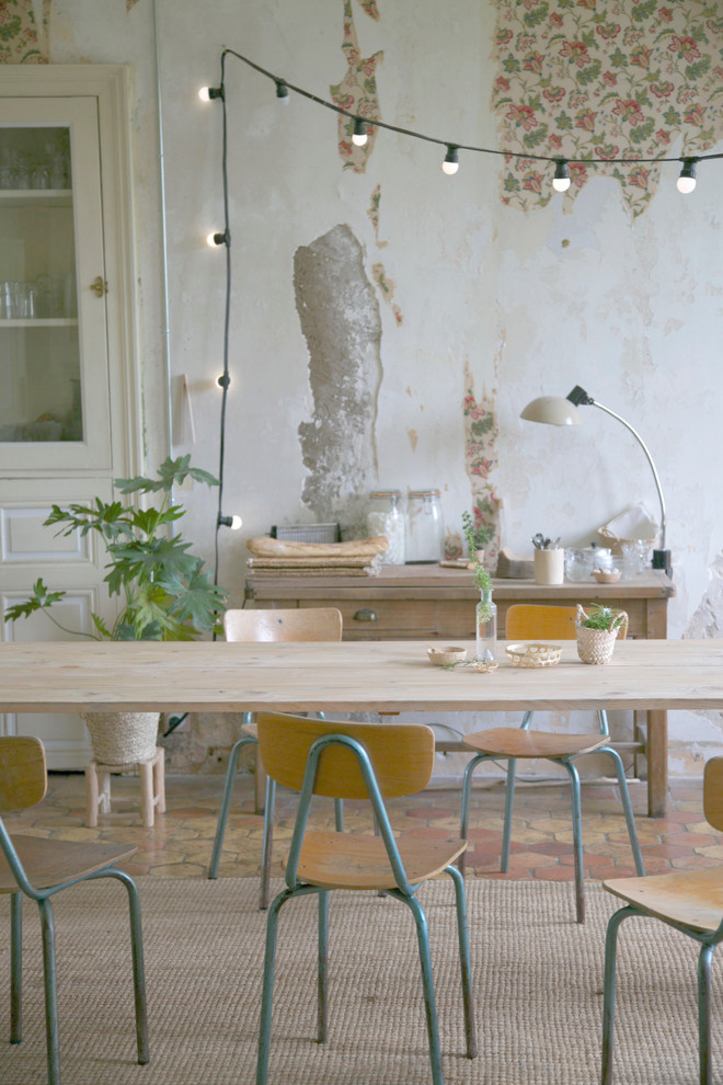 Пример оригинального дизайна: гостиная-столовая среднего размера в стиле шебби-шик с разноцветными стенами и полом из терракотовой плитки
