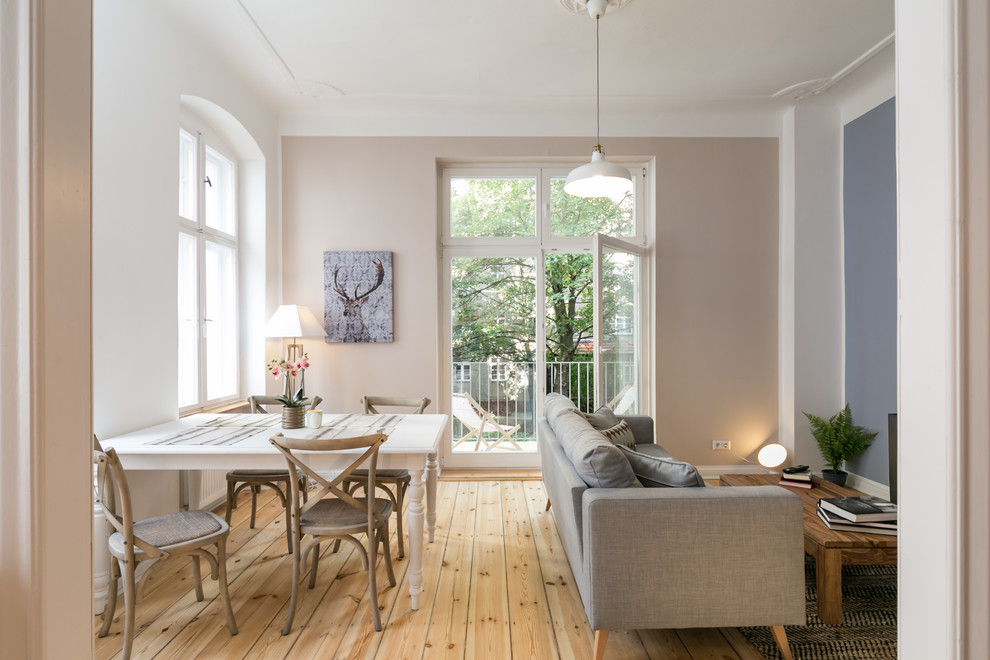 Mittelgroßes Landhausstil Esszimmer ohne Kamin mit weißer Wandfarbe, braunem Holzboden und braunem Boden in Berlin