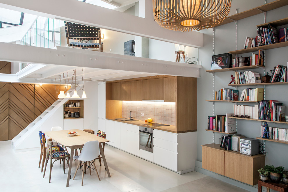 Große Moderne Wohnküche ohne Kamin mit grauer Wandfarbe in Paris