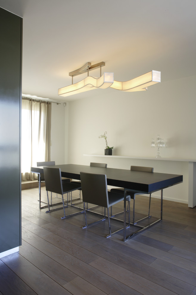 Inspiration pour une salle à manger design de taille moyenne avec un mur blanc et un sol en bois brun.