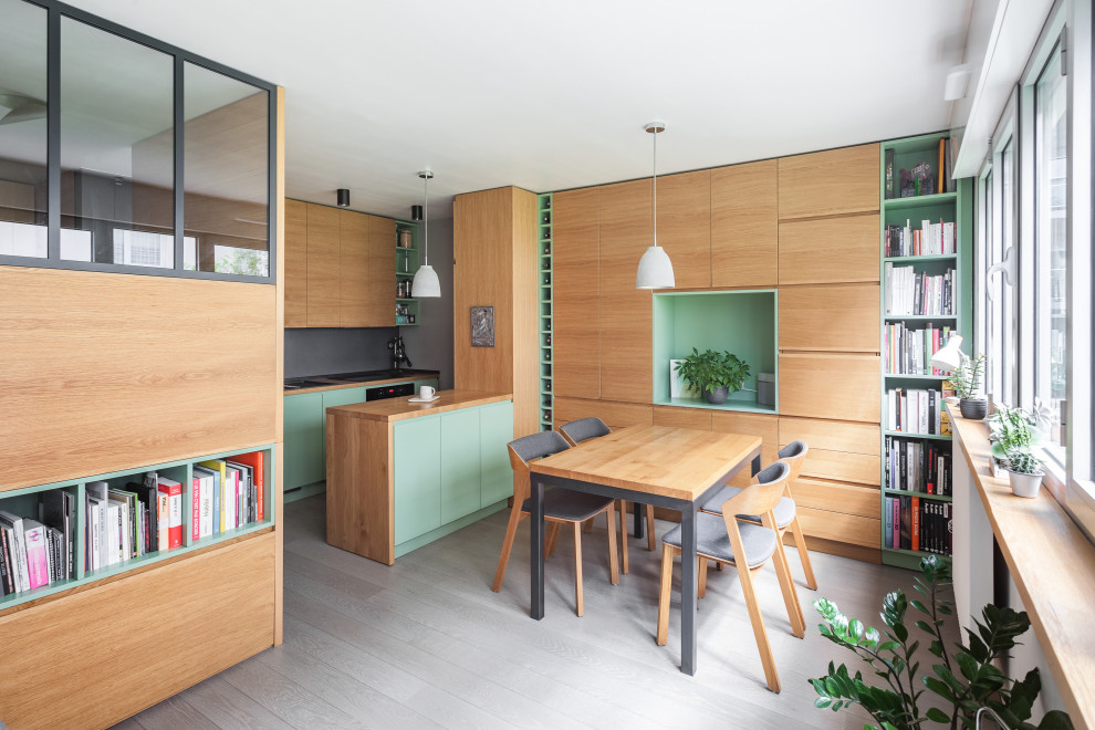 Идея дизайна: маленькая кухня-столовая в скандинавском стиле с белыми стенами, деревянным полом, серым полом и деревянными стенами без камина для на участке и в саду