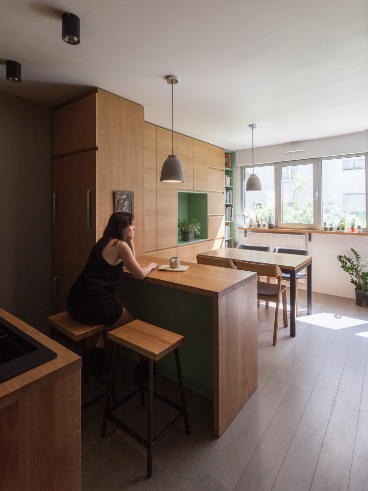 Стильный дизайн: маленькая кухня-столовая в скандинавском стиле с белыми стенами, деревянным полом, серым полом и деревянными стенами без камина для на участке и в саду - последний тренд