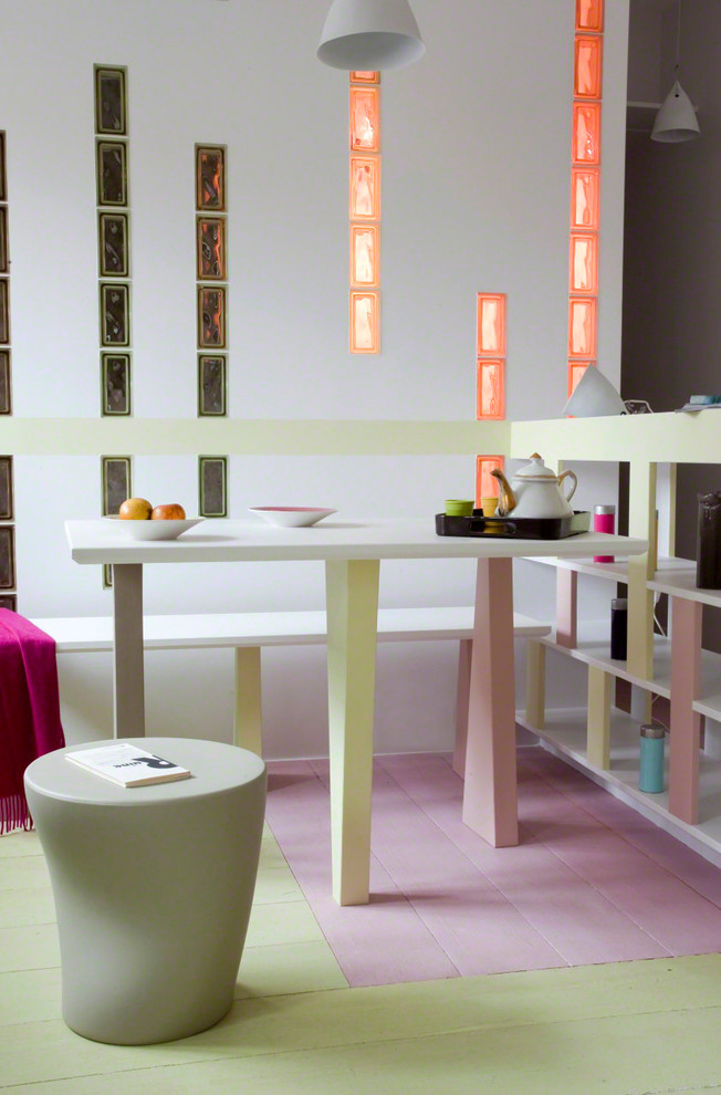 Idée de décoration pour une petite salle à manger ouverte sur le salon design avec un mur blanc, parquet peint et aucune cheminée.