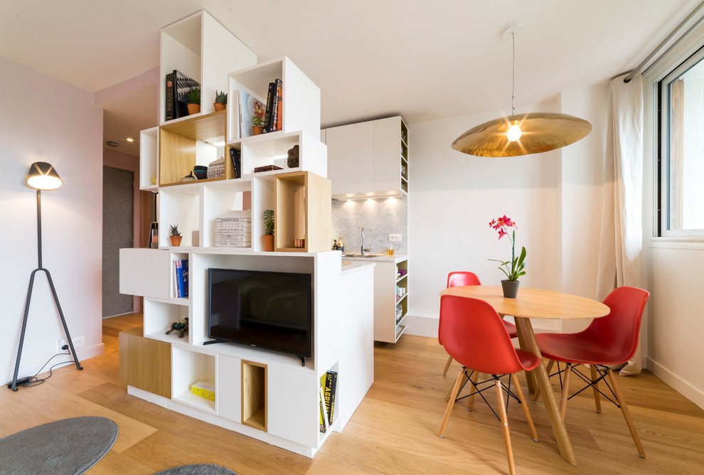 Idéer för små funkis matplatser, med rosa väggar, brunt golv och mellanmörkt trägolv