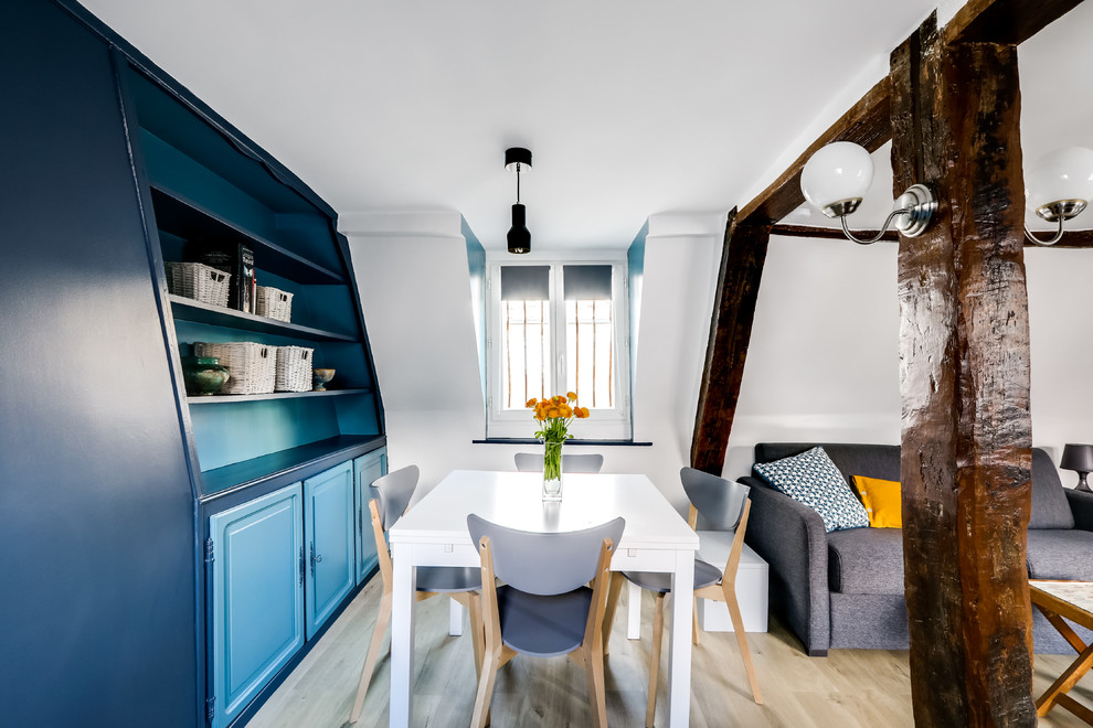 Mittelgroßes, Offenes Modernes Esszimmer ohne Kamin mit blauer Wandfarbe und Vinylboden in Paris