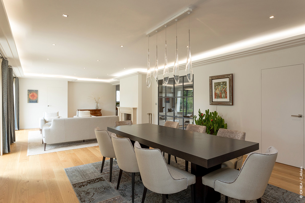 Immagine di una sala da pranzo aperta verso il soggiorno tradizionale di medie dimensioni con parquet chiaro