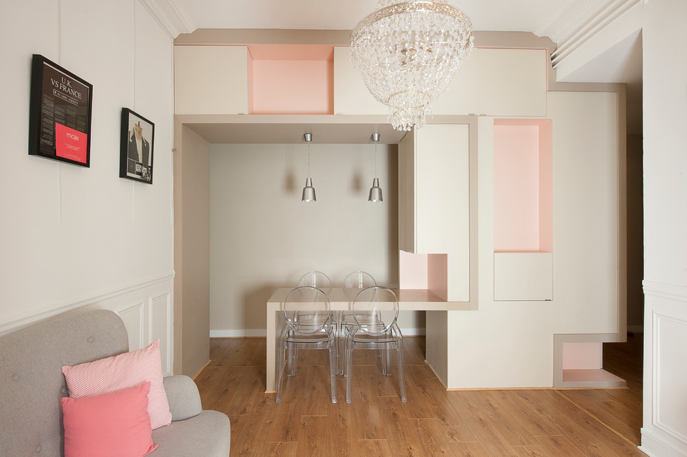 Ispirazione per una sala da pranzo aperta verso il soggiorno contemporanea di medie dimensioni con pareti bianche, pavimento in legno massello medio e nessun camino