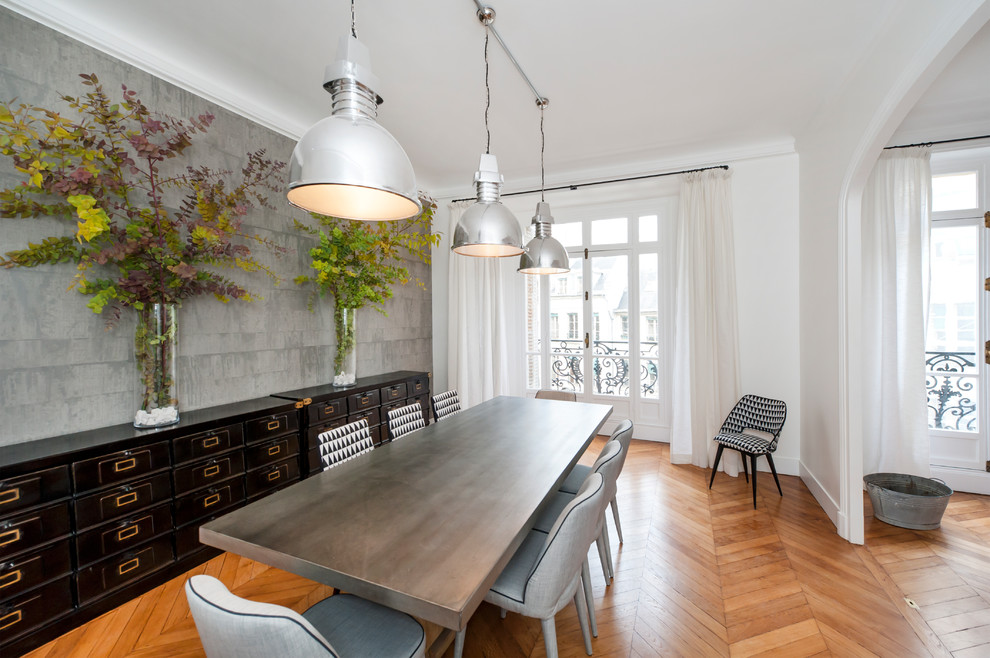 Cette photo montre une grande salle à manger ouverte sur le salon tendance avec un mur gris, parquet clair et un sol beige.